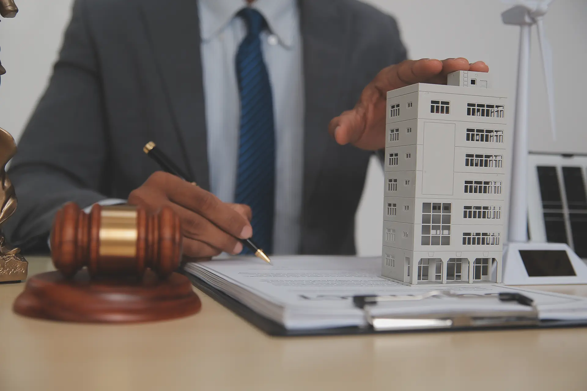 Advogado imobiliário analisando contrato de compra e venda em São Paulo